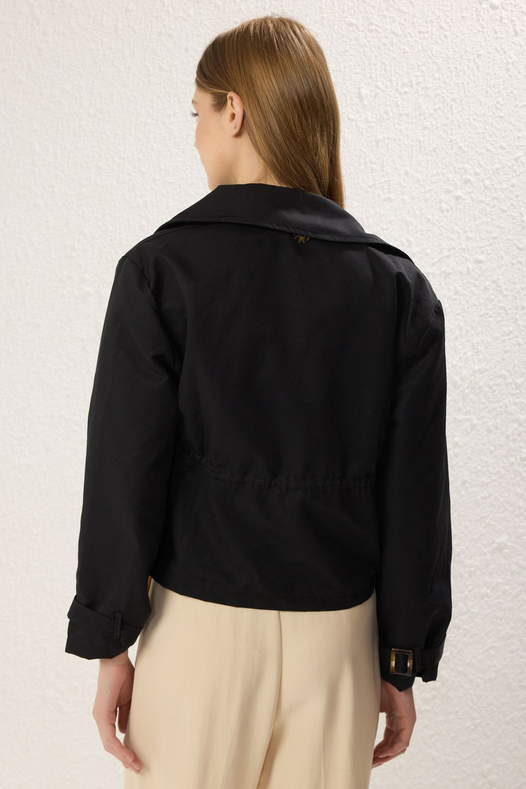 Trendyolmilla Siyah C?kar?labilir Parca Detayl? Beli Lastikli Regular K?sa Trenckot TWOSS25TR00003 фото 4