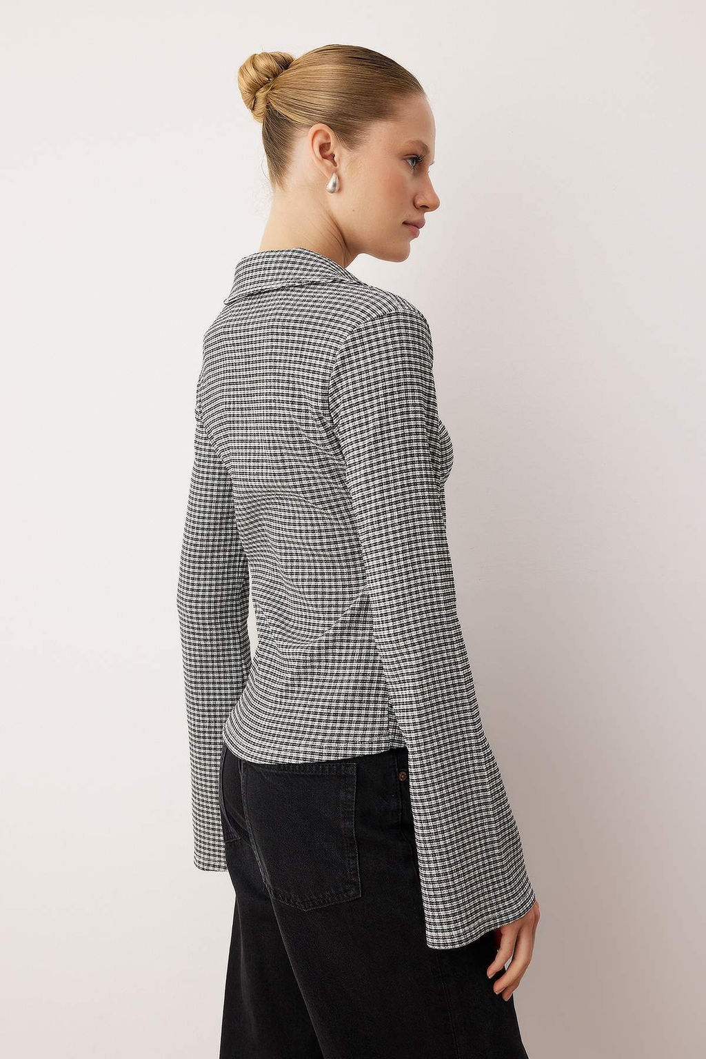 Siyah Poti Kare Fitted/vucuda Oturan Gomlek Yaka Esnek Orme Bluz TWOAW26BZ00257 - Trendyolmilla фото 4