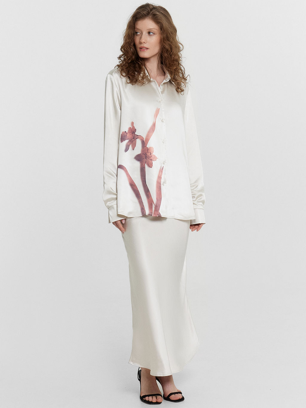 Блузка женская кремовая с принтом сублимация красный цветок на молочном 122869