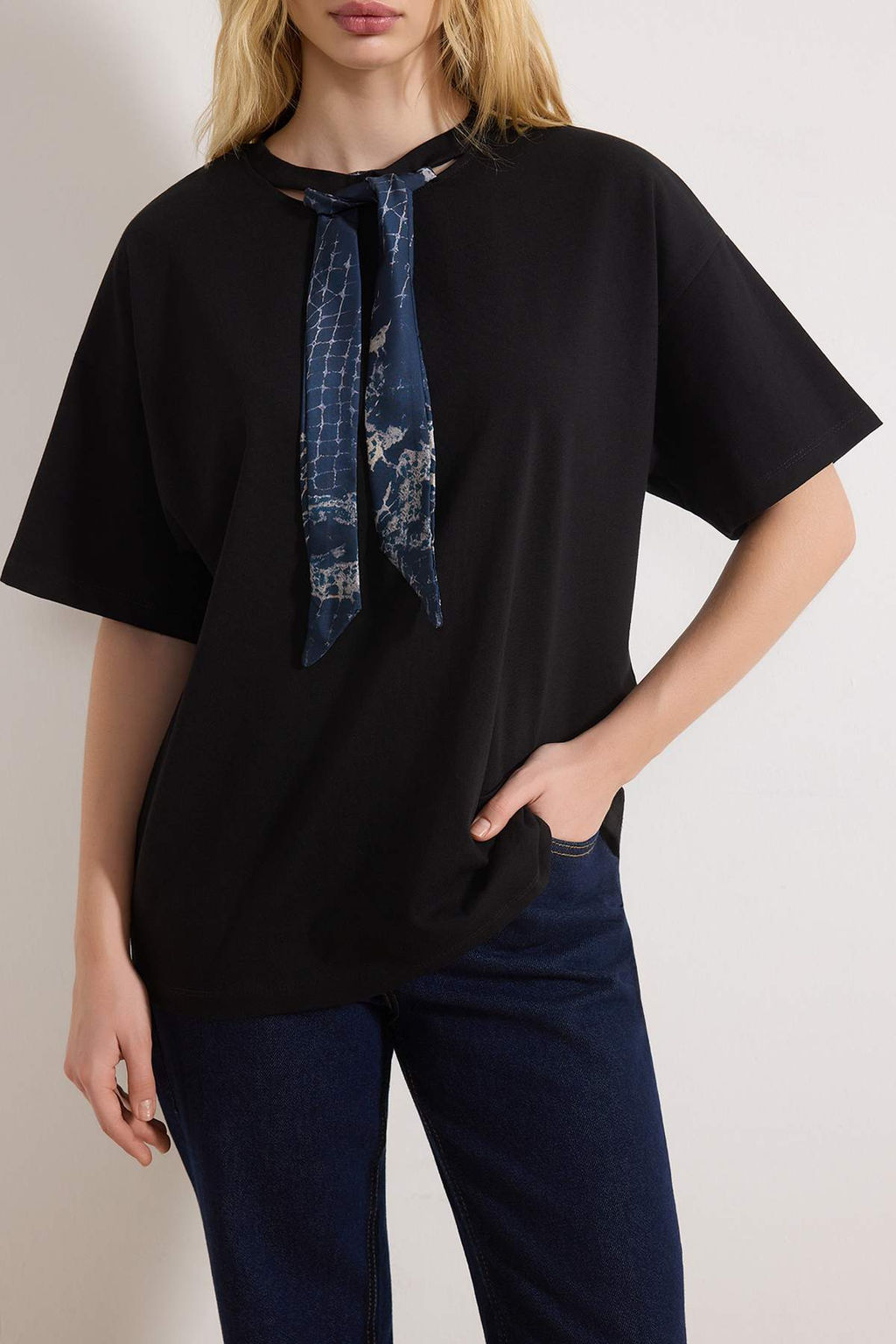 Siyah Oversize/Genis Kal?p Fular Detayl? Uzun 30/2 Penye Suprem Orme T-Shirt TWOSS26TS00057