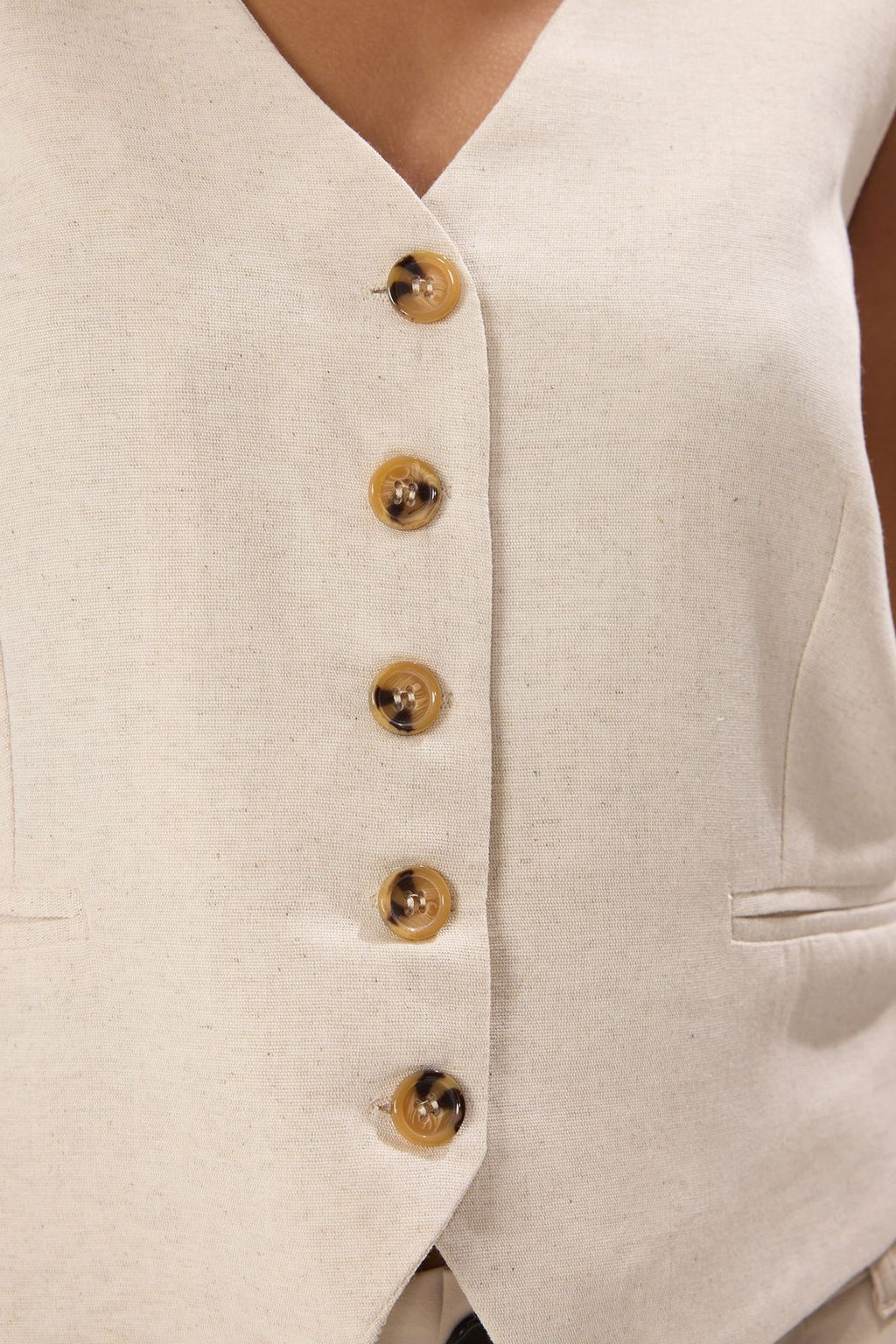 TRENDYOLMILLA Beyaz Oversize V Yaka Keten Gorunumlu Oversize Yelek TWOSS25YE00085 фото 4