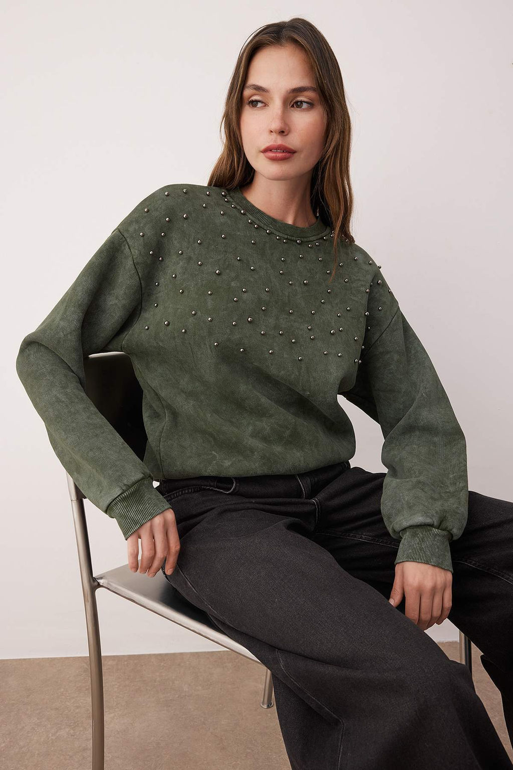 Haki Eskitme/Soluk Efektli Kal?n Ici Polarl? Inci Detayl? Regular Orme Sweatshirt TWOAW24SW00152