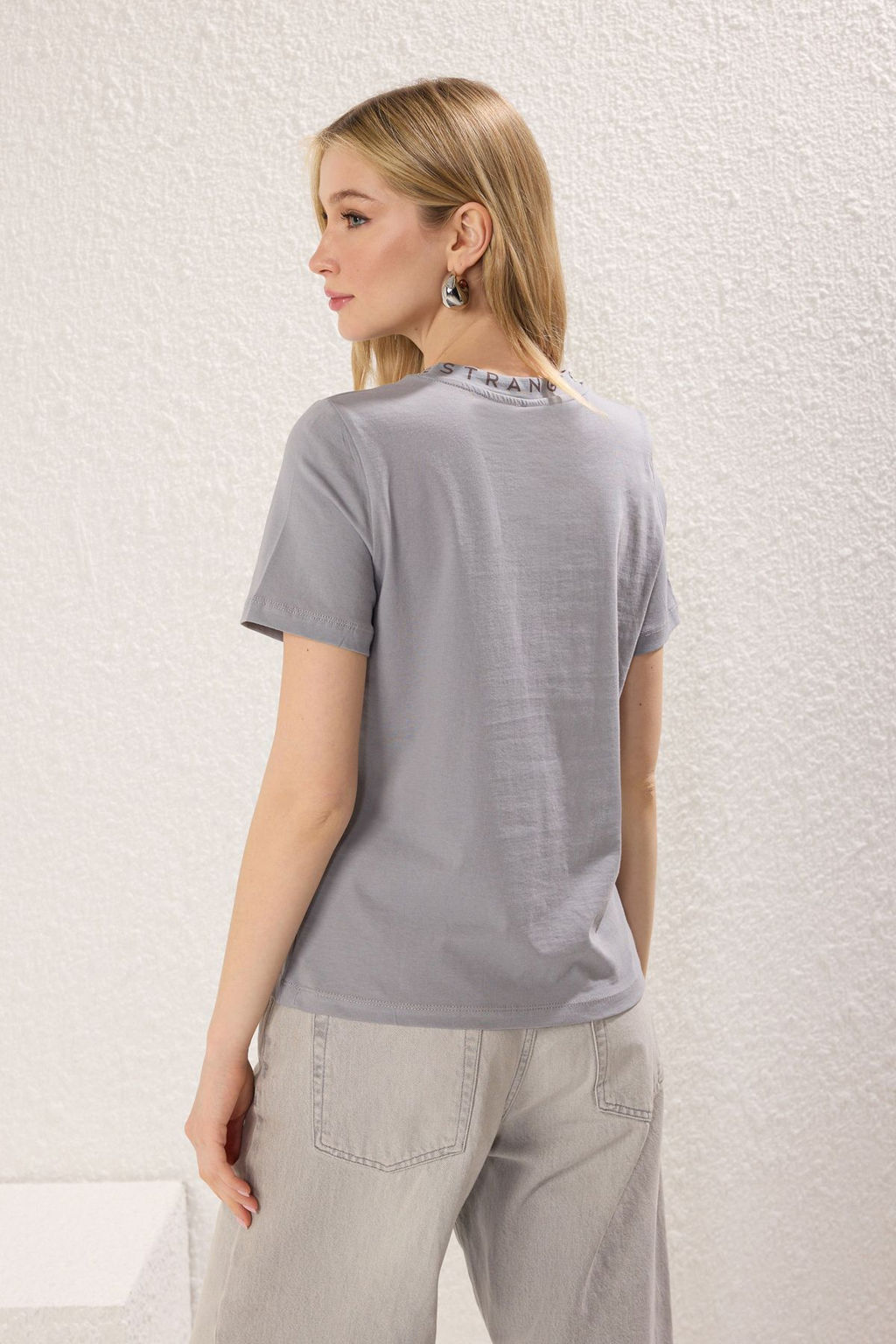 TRENDYOLMILLA Gri %100 Pamuk Regular/Normal Kal?p Slogan Bask?l? Basic Dik Yaka Orme T-Shirt TWOAW20TS0099  фото 4