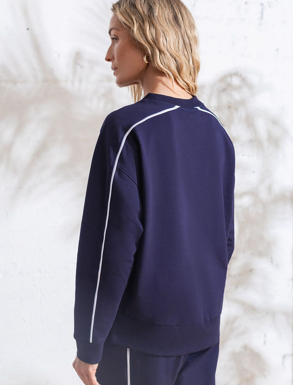 Свитшот с лампасами и разрезами из эластичного футера двухнитки без начеса - Vilatte фото 3