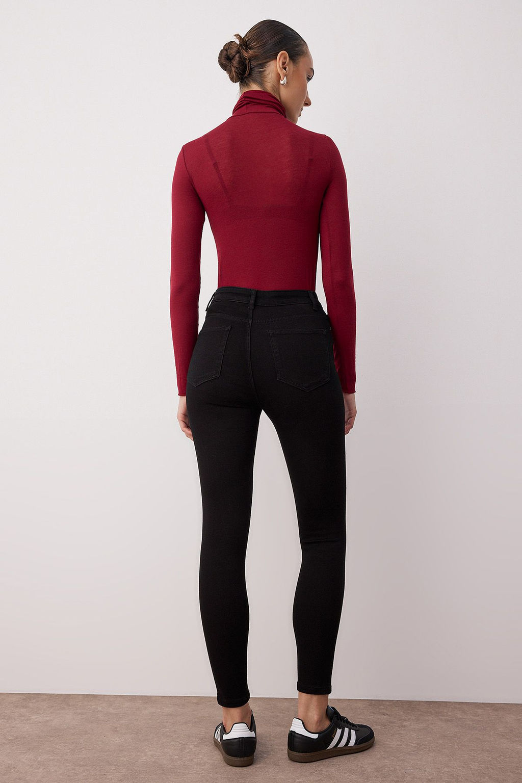 Siyah Vucudu Saran Esnek Yuksek Bel Skinny Jeans TWOSS25JE00051 - Trendyolmilla фото 4