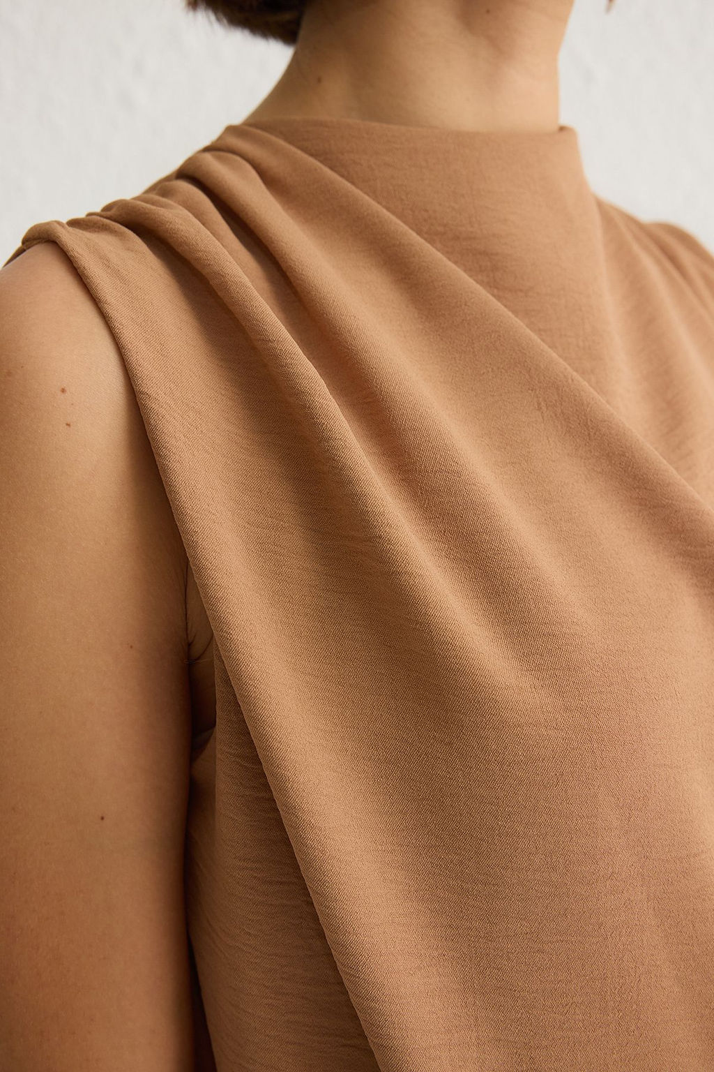 Trendyolmilla Ekru Buzgu Detayl? Bisiklet Yaka Kolsuz Dokuma Bluz TWOSS24BZ00343 фото 9