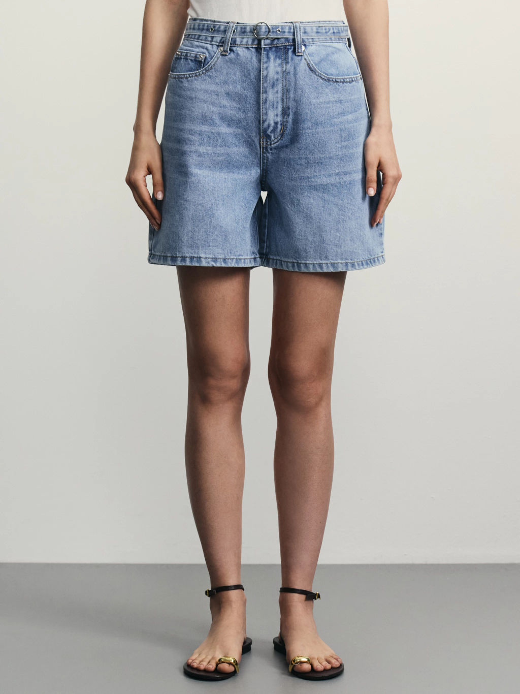 Джинсовые шорты А-силуэта с поясом / Zarina фото 3