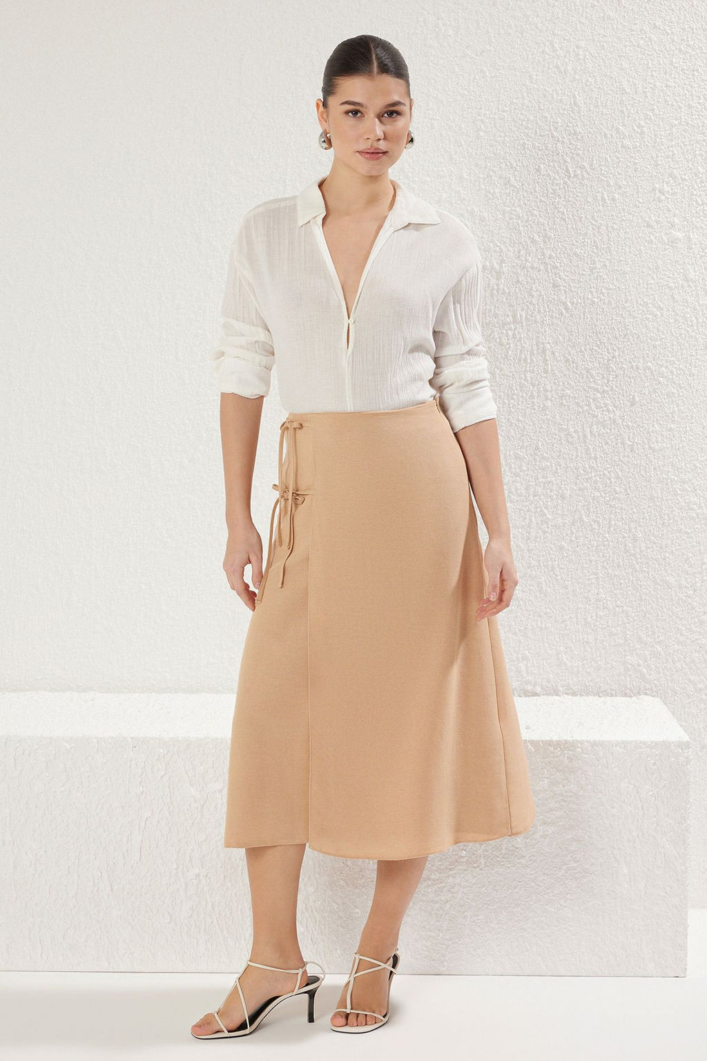 TRENDYOLMILLA Koyu Bej Yandan Bagc?k Detayl? Keten Gorunumlu Maxi Boy Dokuma Etek TWOSS25ET00083