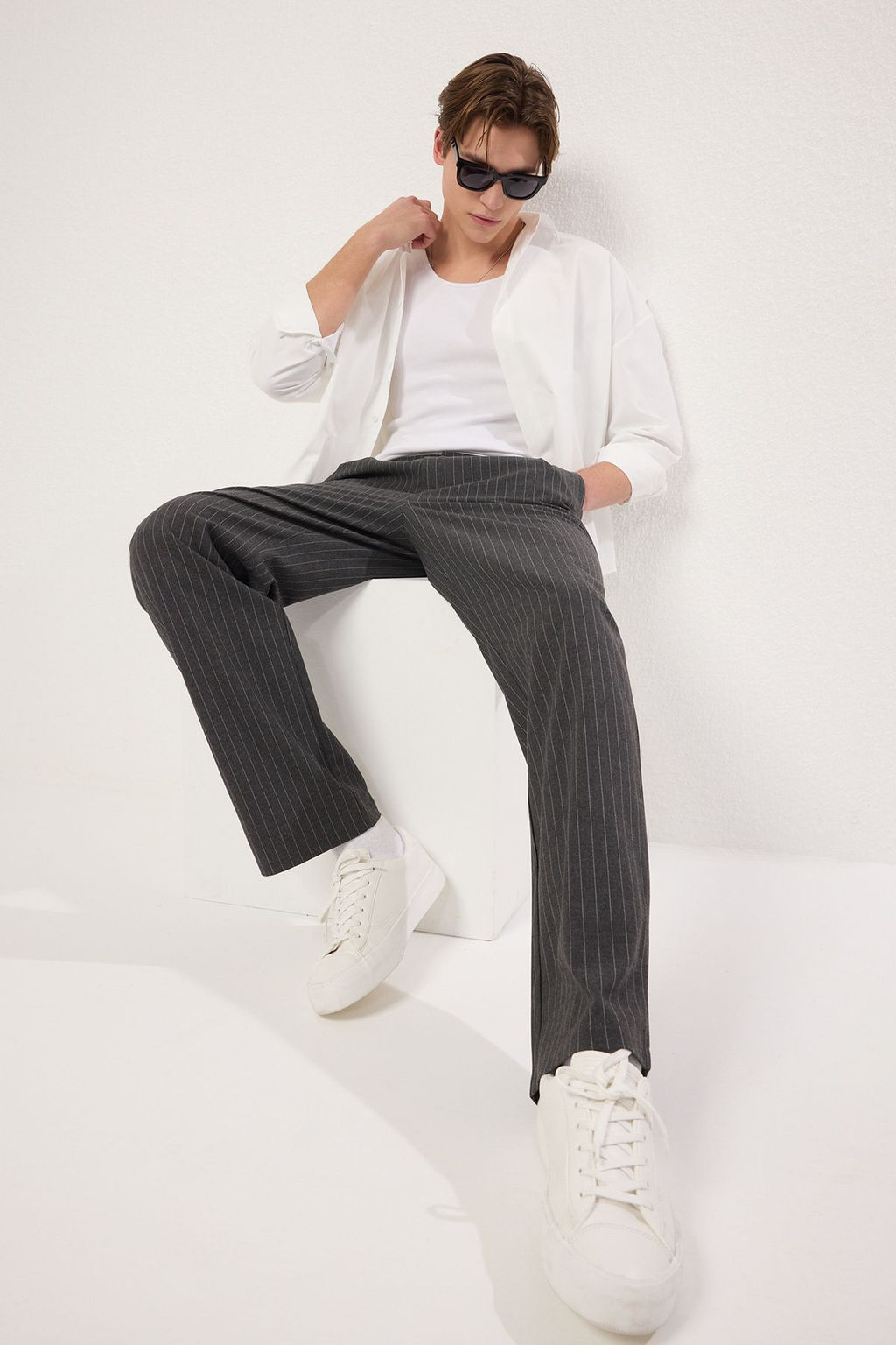 Antrasit Cizgili Pileli Klasik Baggy Fit Kumas Pantolon TMNSS24PL00024