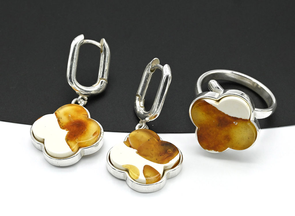 Комплект Клевер 18*18мм с янтарём мозаика в посеребрении цв.молочный, 5г