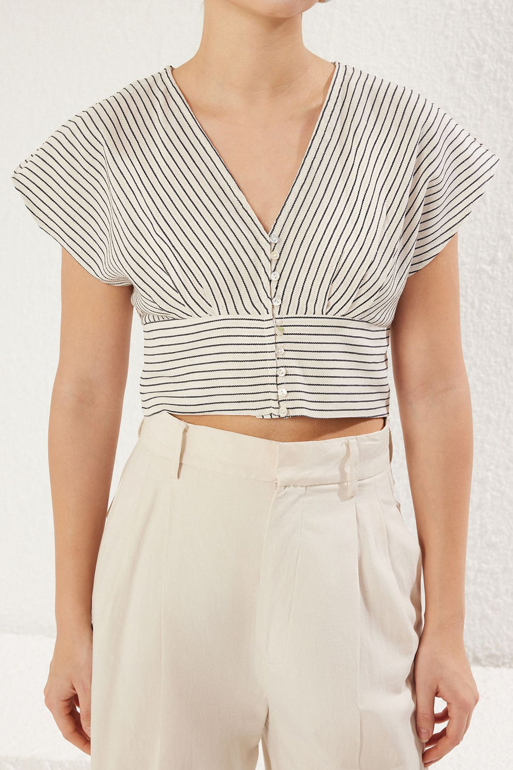 TRENDYOLMILLA Beyaz Keten Gorunumlu K?sa Kollu Crop Boy Dokuma Gomlek TWOSS25GO00035 фото 3