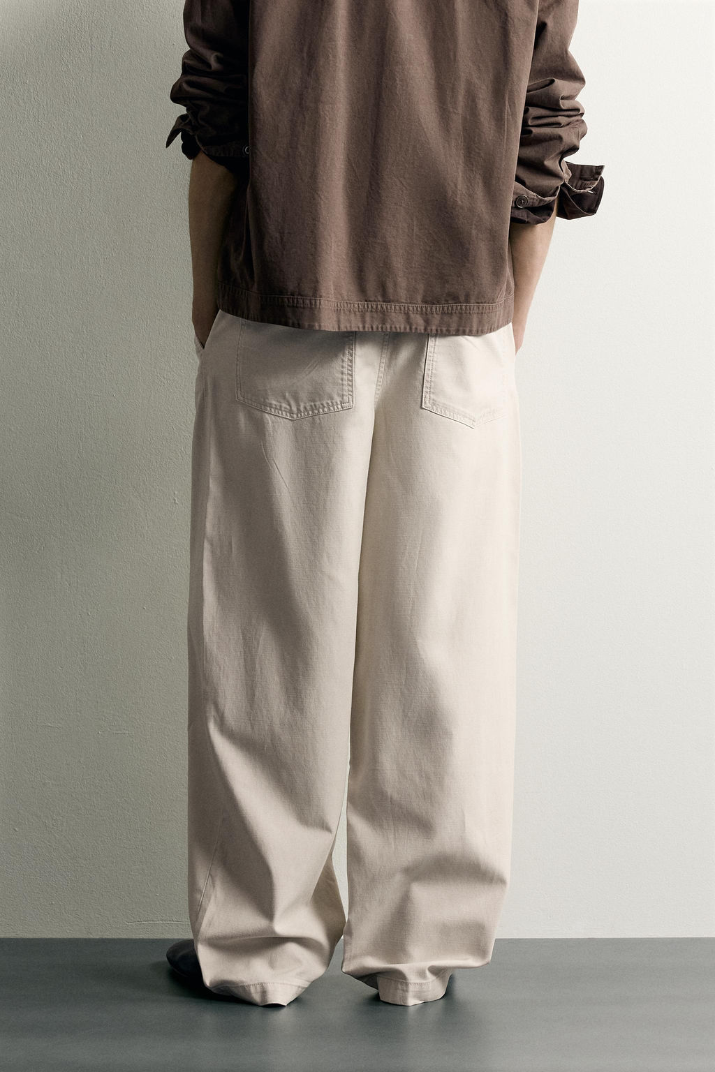 PANTAL?N RELAXED FIT PLIEGUES CINTUR?N / Gris claro - Zara фото 3
