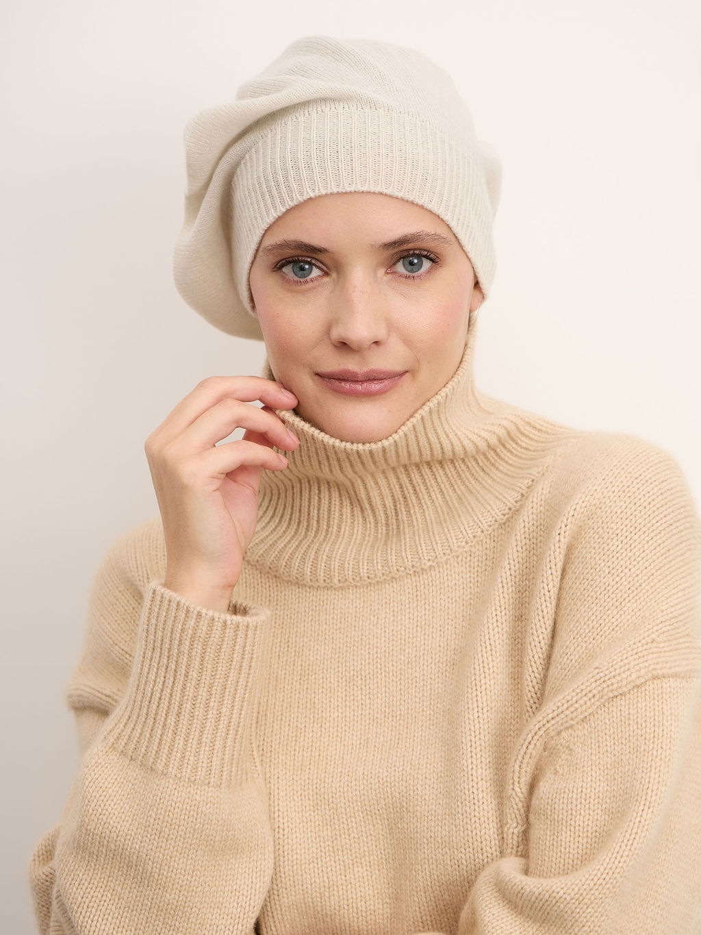 Берет из кашемира 15-14-021-0C алюминий