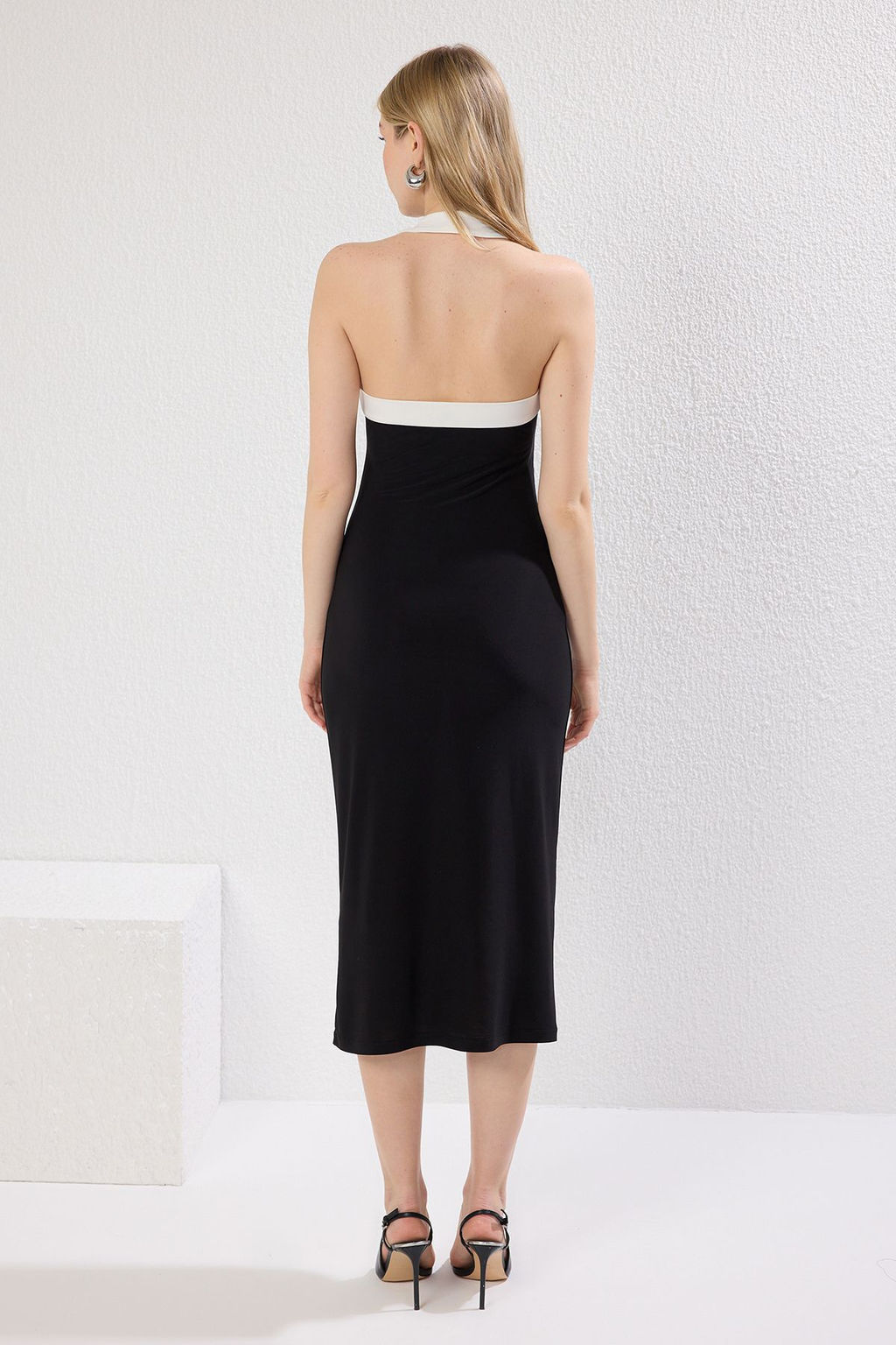 Siyah Duz Midi Boyundan Gecmeli Renk Bloklu Buzgulu Vucuda Oturan Esnek Orme Elbise TWOSS25EL00092 - Trendyolmilla фото 5