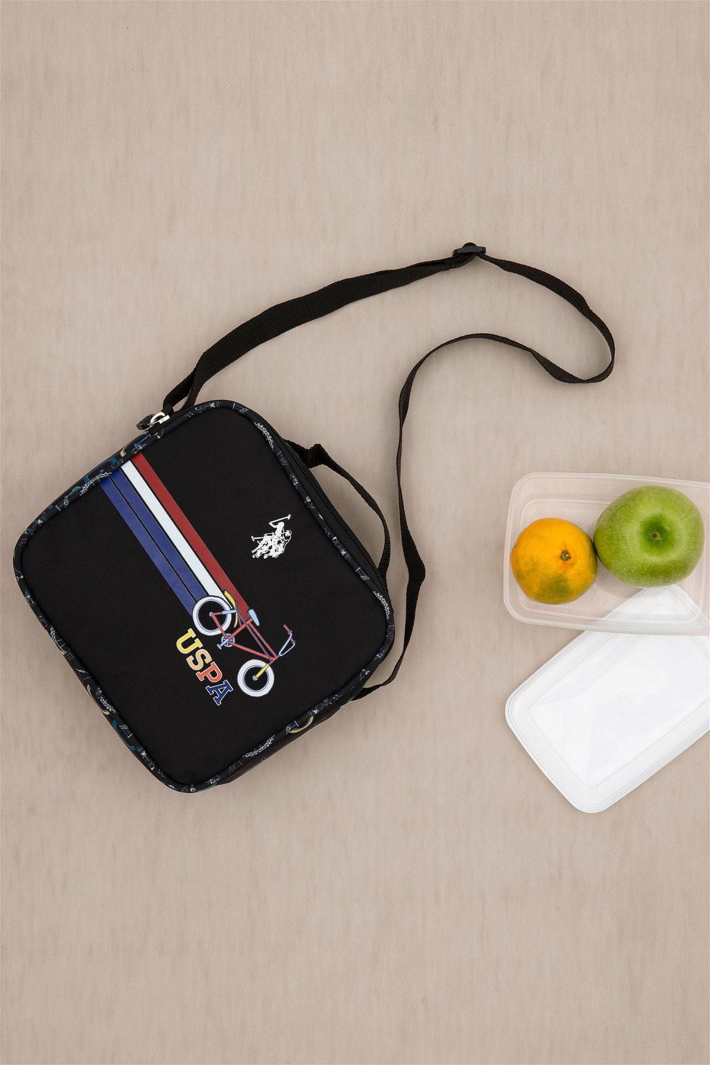 Черный ланч-бокс для мальчика Неожиданная скидка в корзине