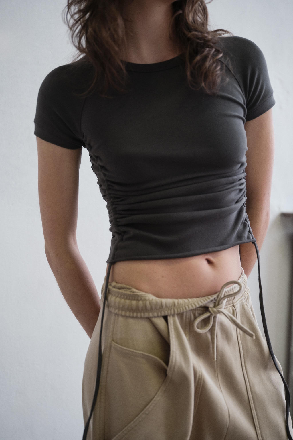 CAMISETA FRUNCES AJUSTABLES / Plomo - Zara фото 2