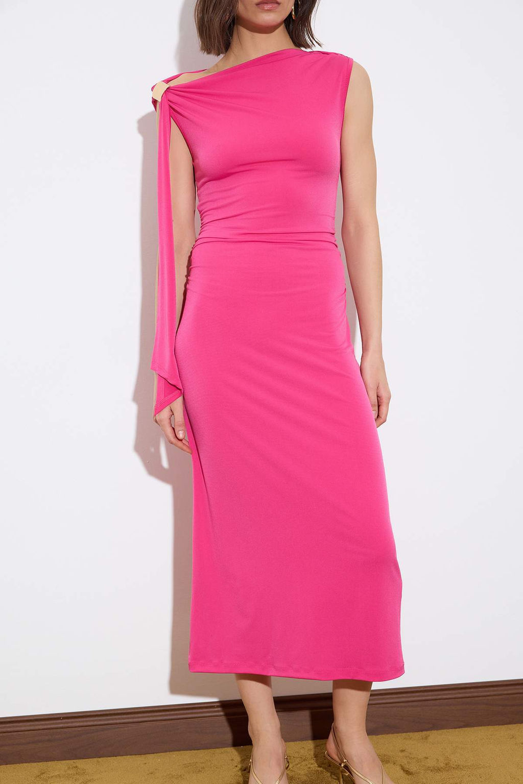 Limited Edition Fusya Bodycon Asimetrik Yaka Kolsuz Aksesuarl? Maxi Esnek Orme Elbise TWOSS26EL00258