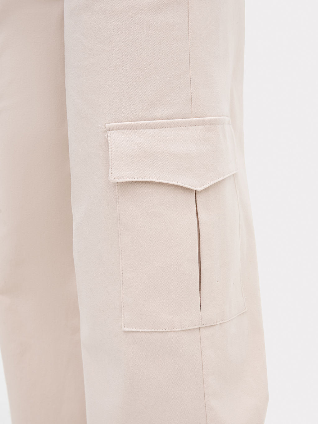 Свободные брюки карго молочного цвета с тесьмой в поясе молочный 182447 - Mark formelle фото 6