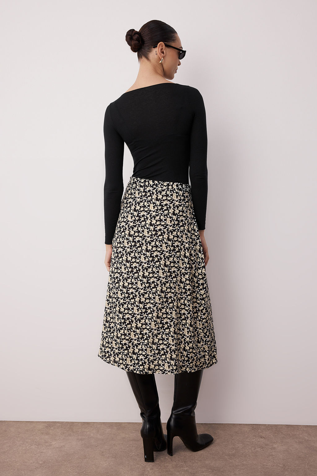 Siyah Y?rtmac Detayl? Cicek Desenli Viskon Kumasl? Midi Dokuma Etek TWOSS20ET0230