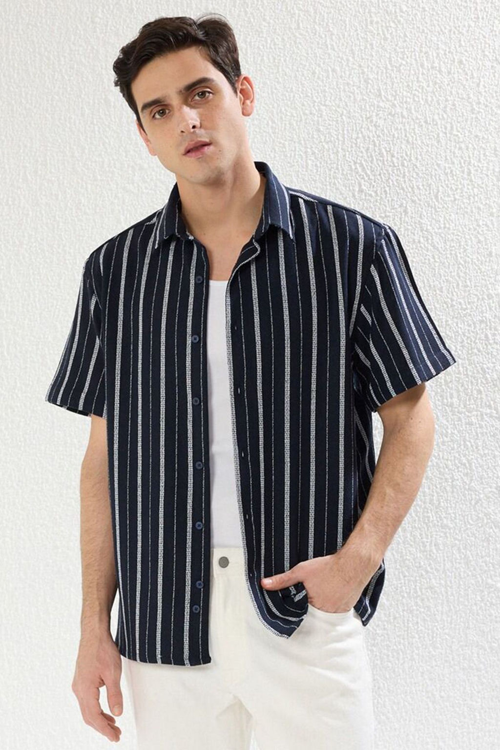 TRENDYOL MAN Lacivert Oversize Fit K?sa Kollu Cizgili Etamin Yazl?k Gomlek TMNSS25GO00012