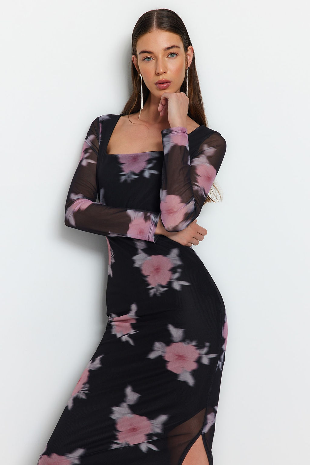 TRENDYOLMILLA Siyah Tul Cicekli Vucuda Oturan Kare Yaka Uzun Kol Maxi Esnek Orme Kalem Elbise TWOAW24EL00291 фото 4