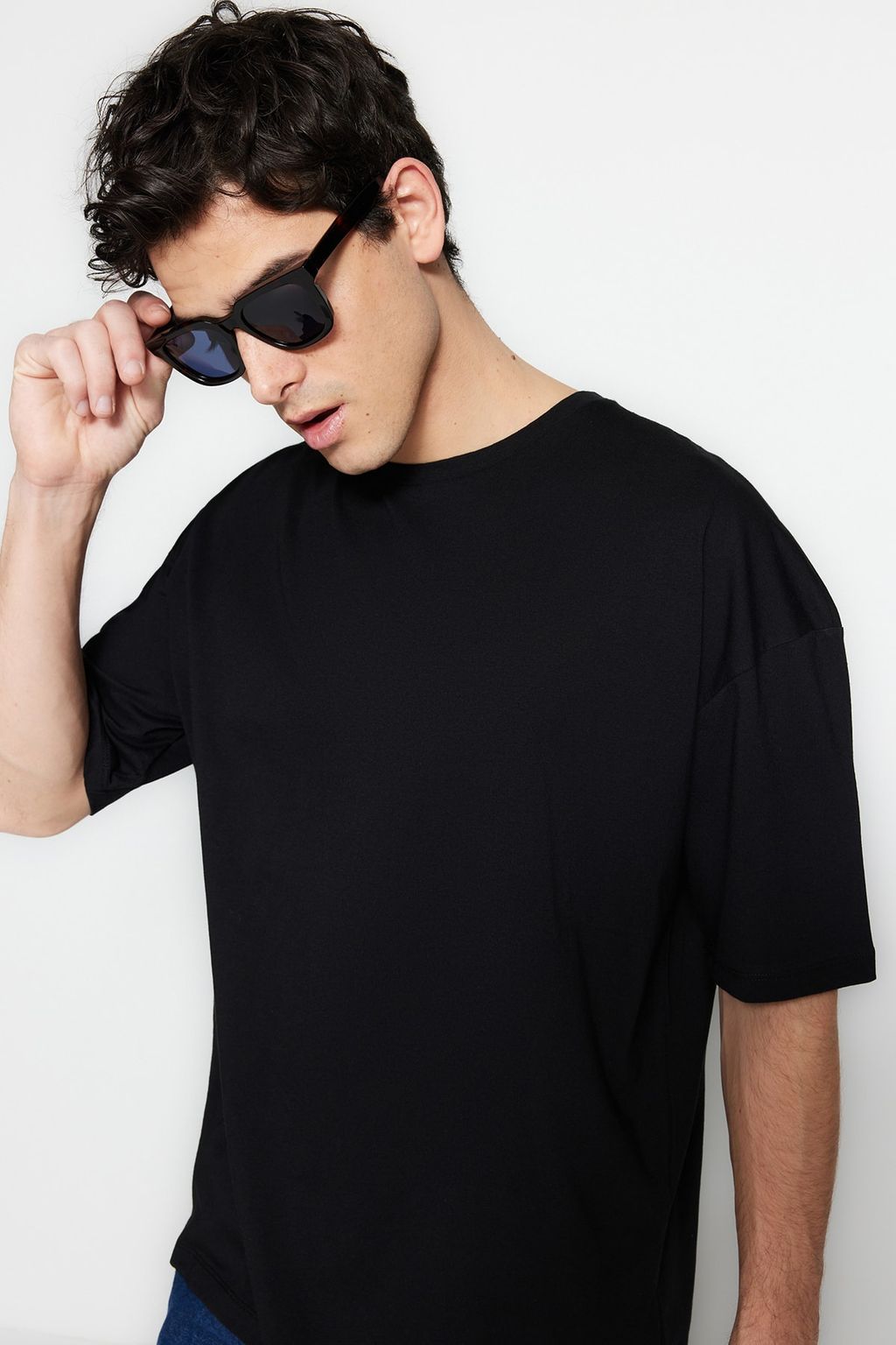 TRENDYOL MAN Lacivert Oversize/Genis Kesim Uzay Bask?l? Etiket Detayl? %100 Pamuklu T-Shirt TMNSS23TS00125 - Trendyolmilla фото 2