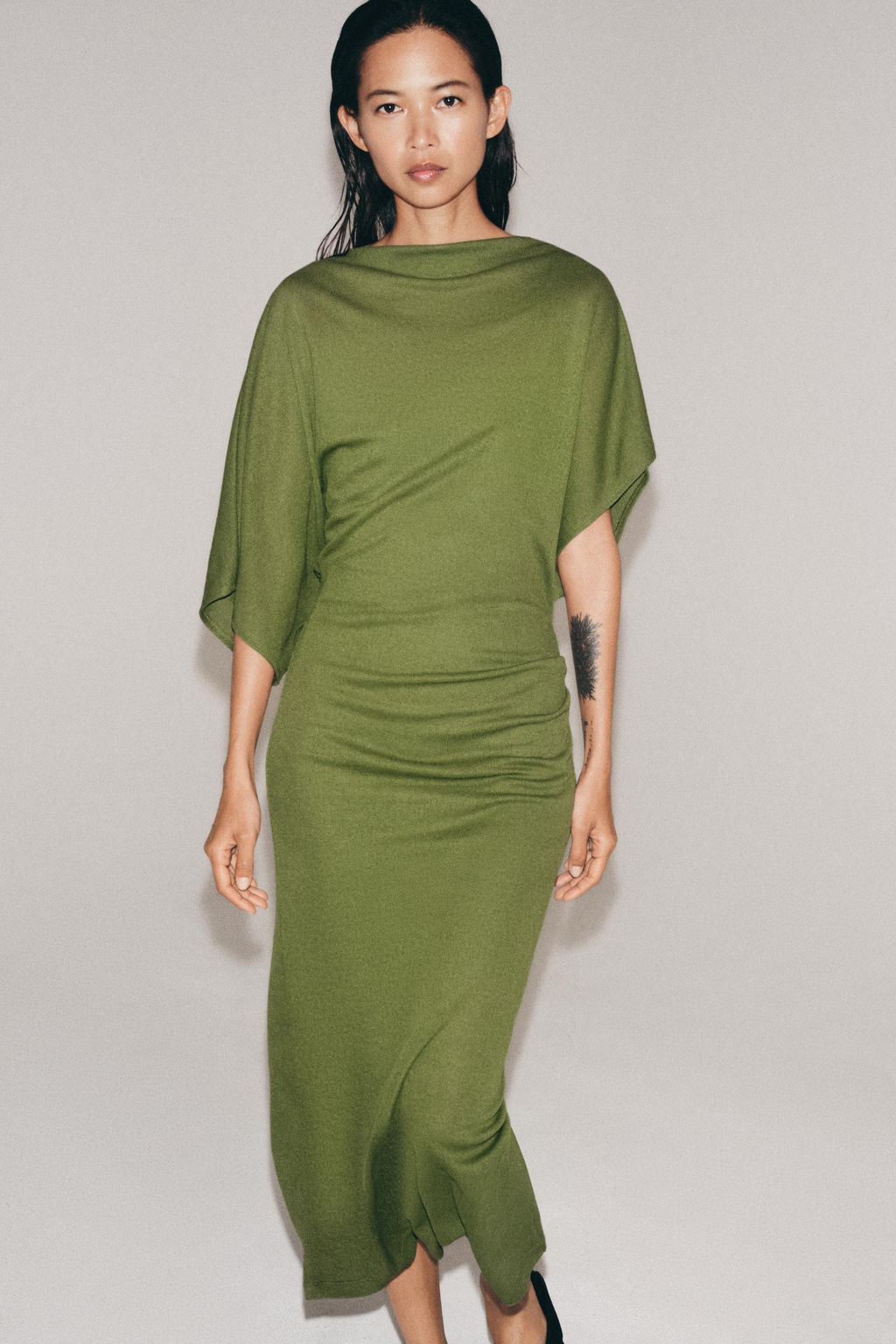 VESTIDO LARGO DRAPEADO / Verde - Zara фото 4