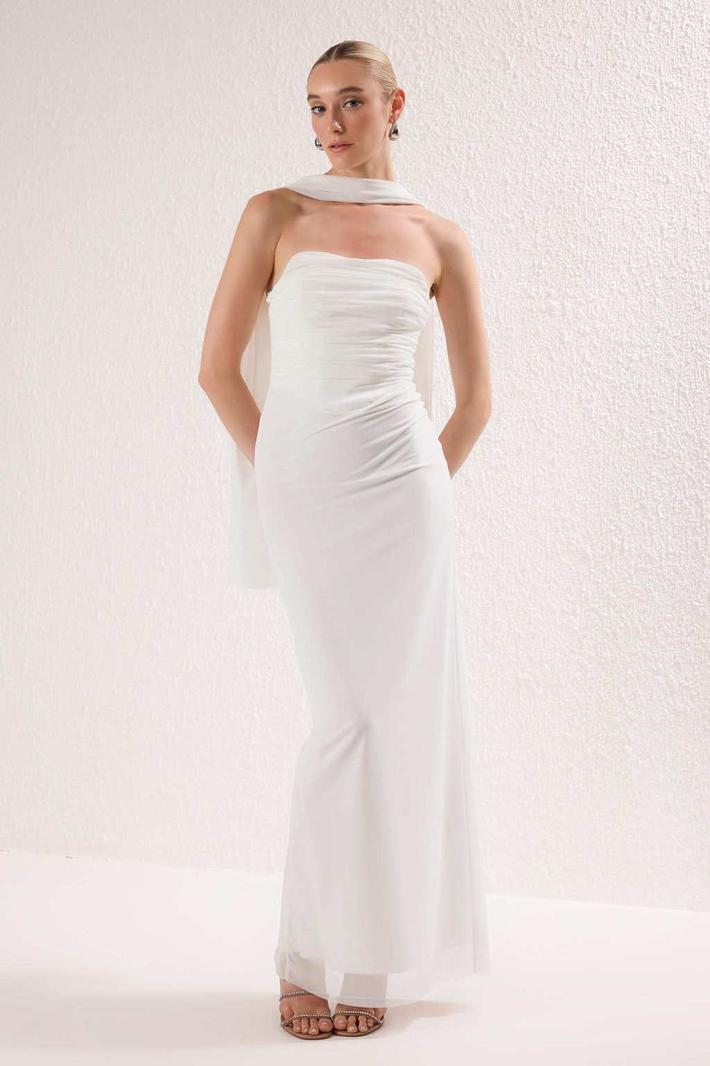 Beyaz Fularl? Tul Orme Maxi Abiye Gece Mezuniyet Elbisesi TPRSS25AE00056