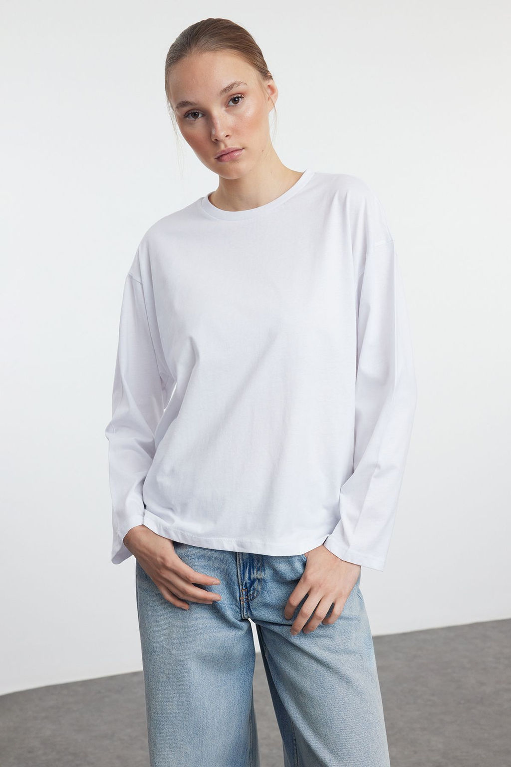 TRENDYOLMILLA Siyah-Beyaz 2li Paket %100 Suprem Oversize/Genis Kesim Orme T-Shirt TWOAW25TS00004  фото 10