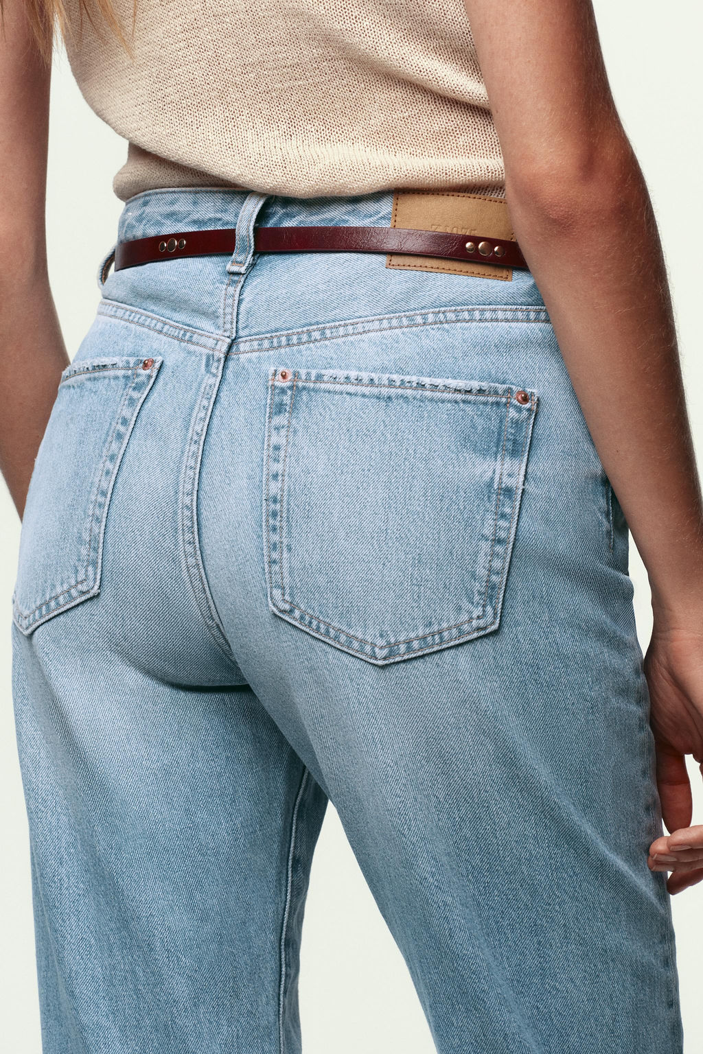 Z1975 NEW MOM FIT VINTAGE LOOK HIGH-WAIST BELTED JEANS - Zara фото 5