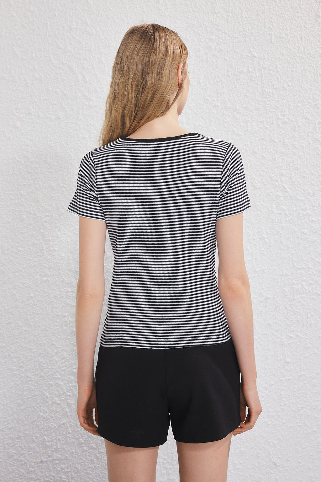 Siyah Duz-Siyah Cizgili 2li Paket Havuz Yaka Vucuda Oturan Fitlli Esnek Orme Bluz TWOSS25BZ00512 - Trendyolmilla фото 4