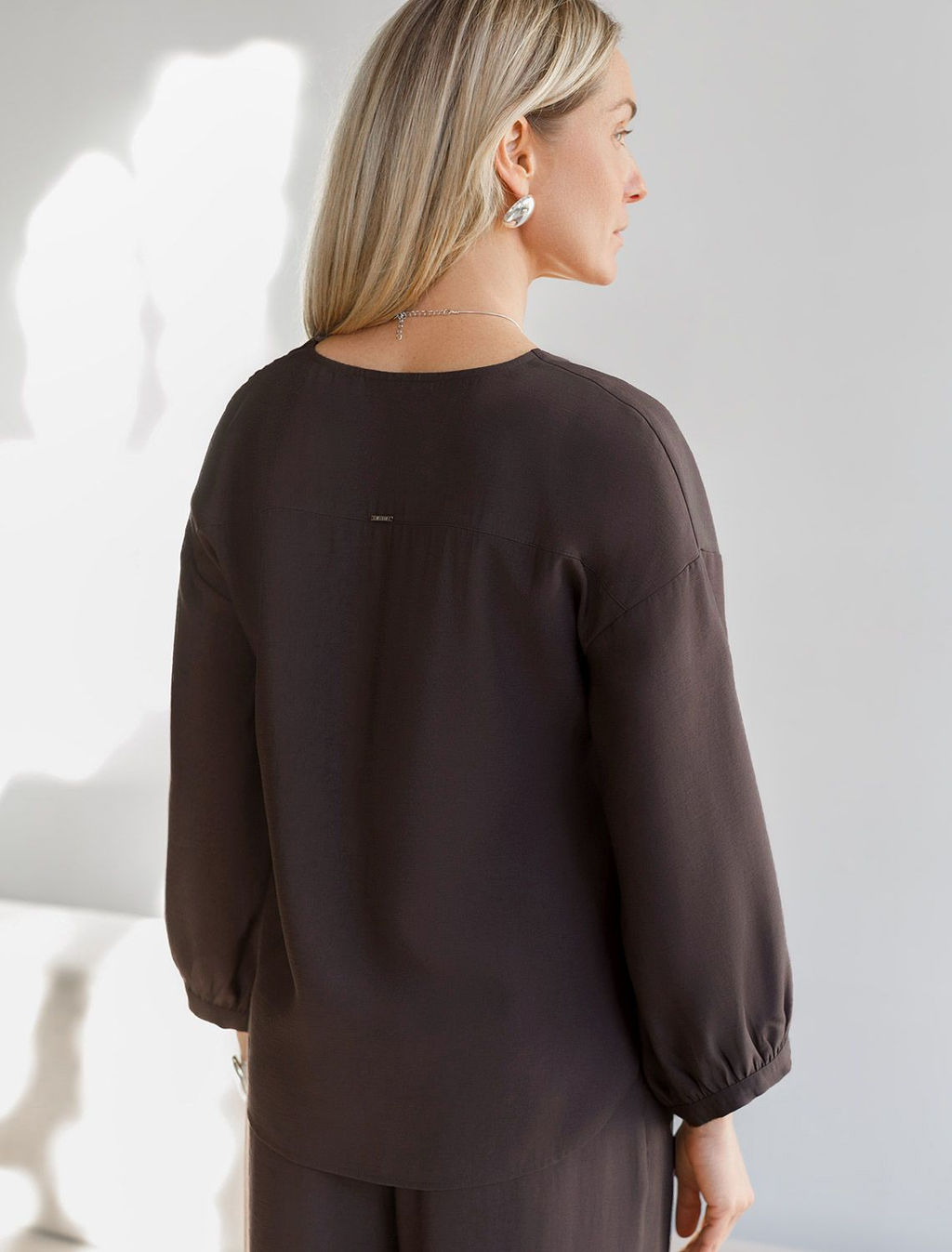 Укороченная блузка с V вырезом из плотного лиоцелла