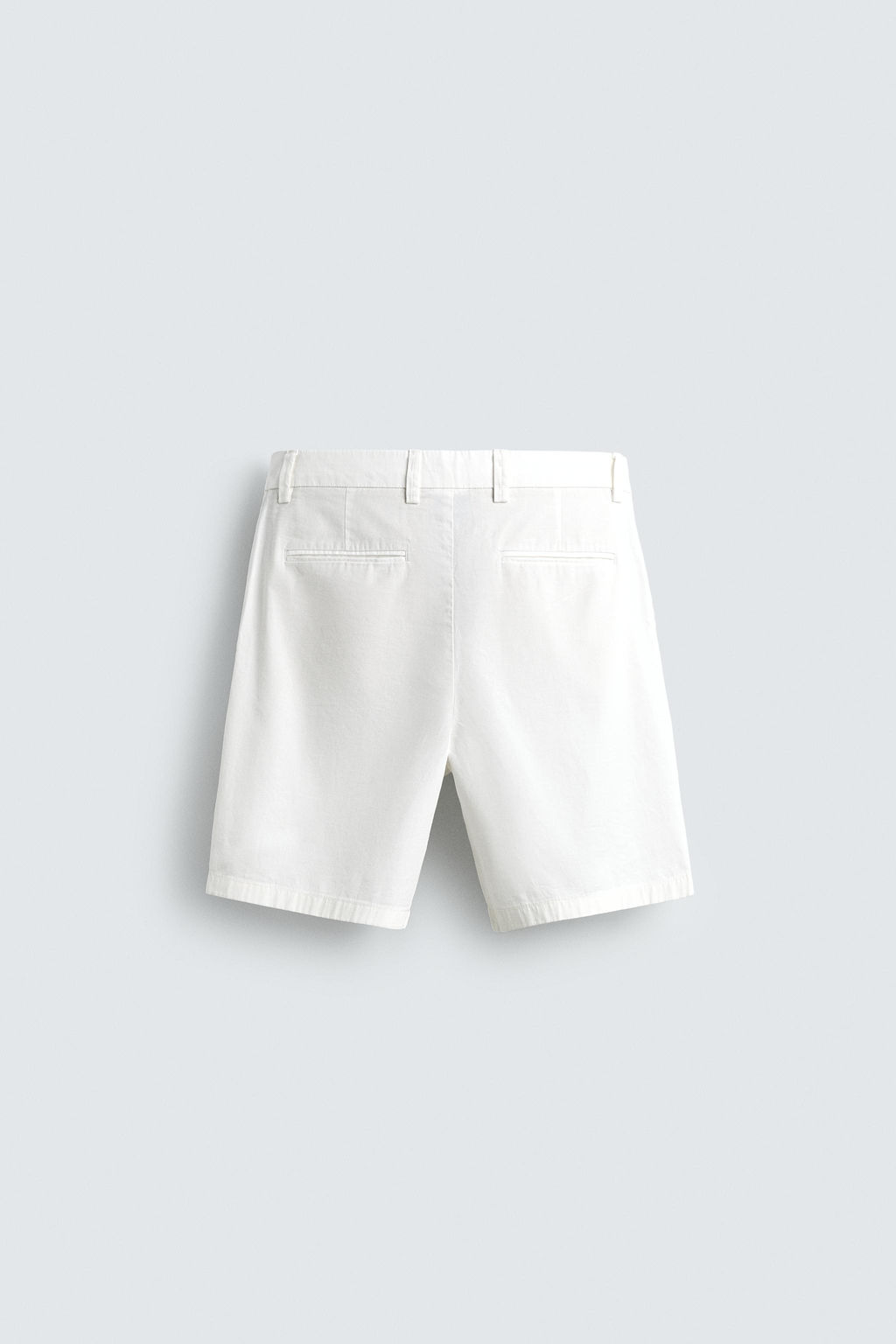 BERMUDA REGULAR FIT PLIEGUES / Blanco roto