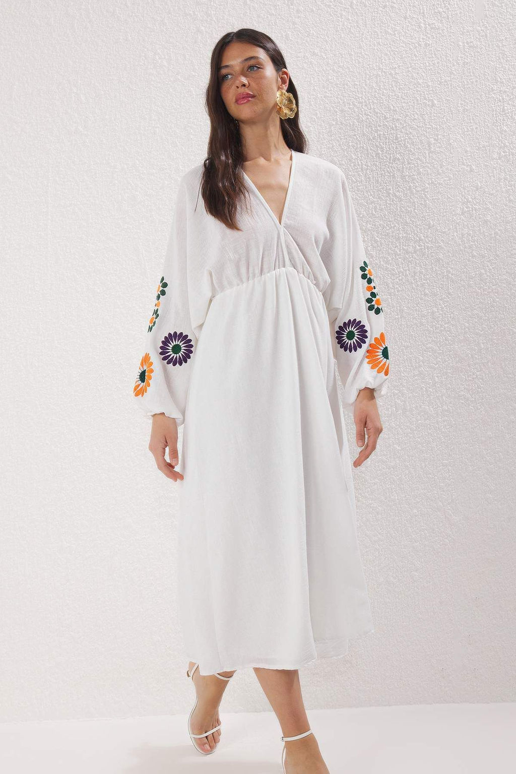 Trendyolmilla Beyaz Cicek Nak?sl? Midi Dokuma Elbise TWOSS25EL00771  фото 2
