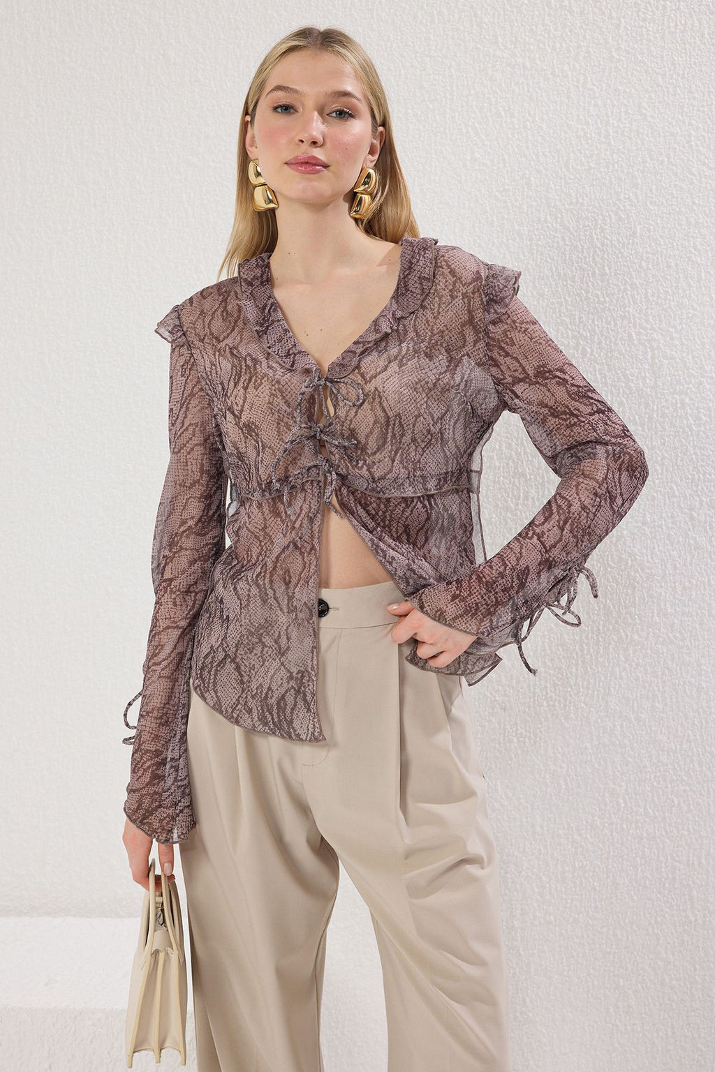 Trendyolmilla Vizon Y?lan Desenli Sifon Transparan Baglama Detayl? Dokuma Bluz TWOSS25BZ00427