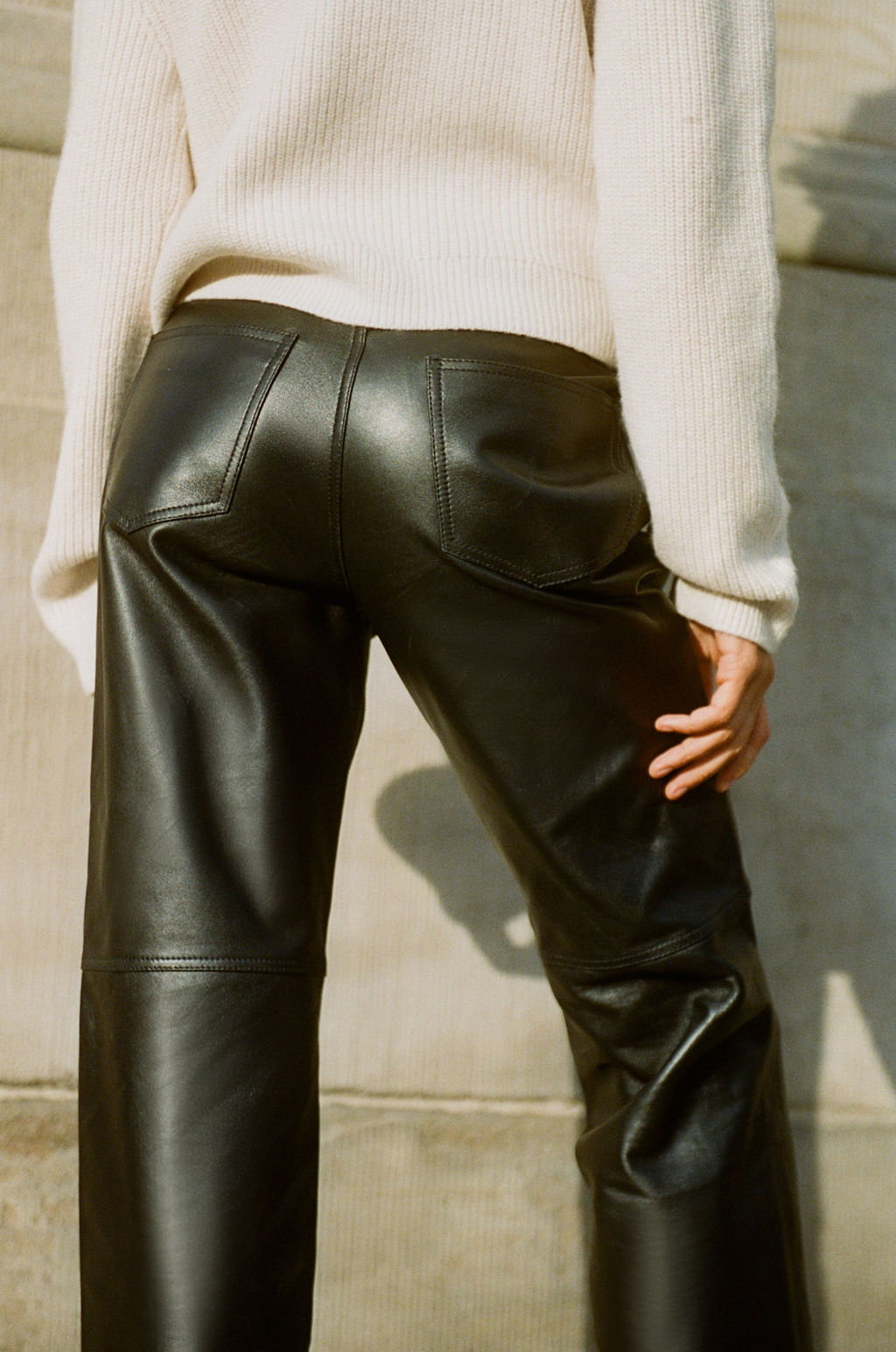 Pantalon tobillero de piel - H&m фото 3