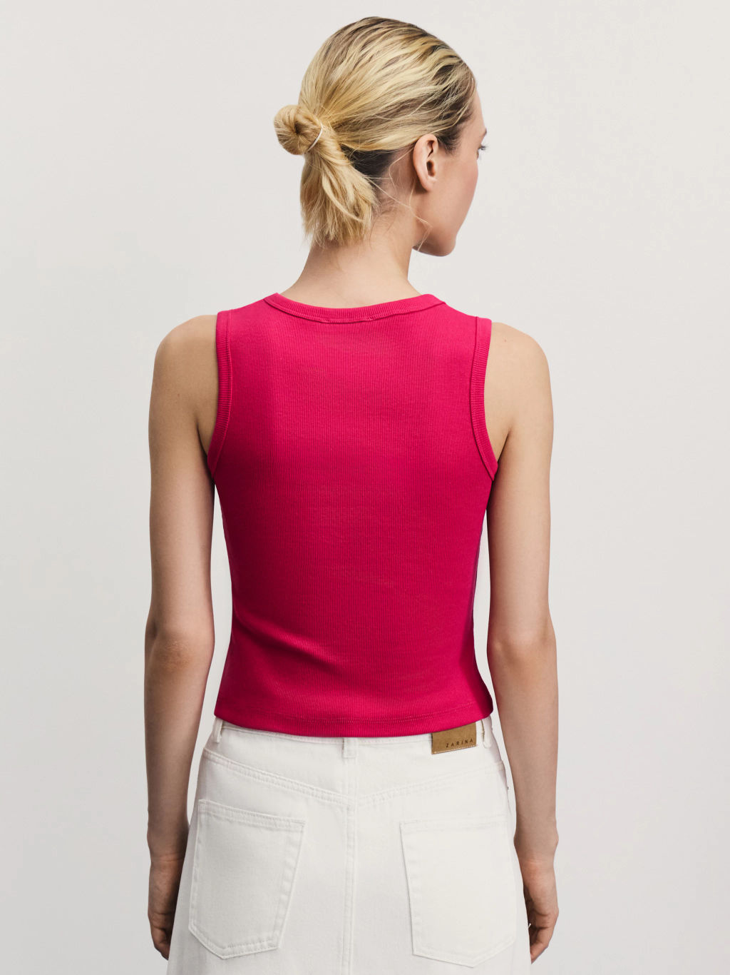 Укороченный топ в рубчик с V-образным вырезом / Zarina  фото 5