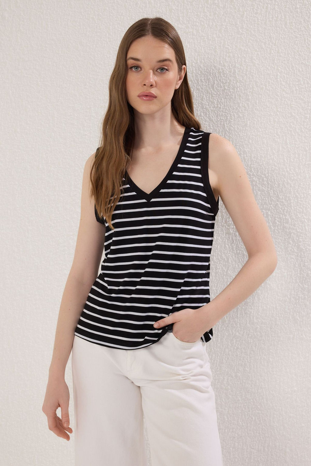 TRENDYOLMILLA Siyah Cizgili Regular/Normal Kal?p V Yaka Orme Atlet TWOSS25AL00033