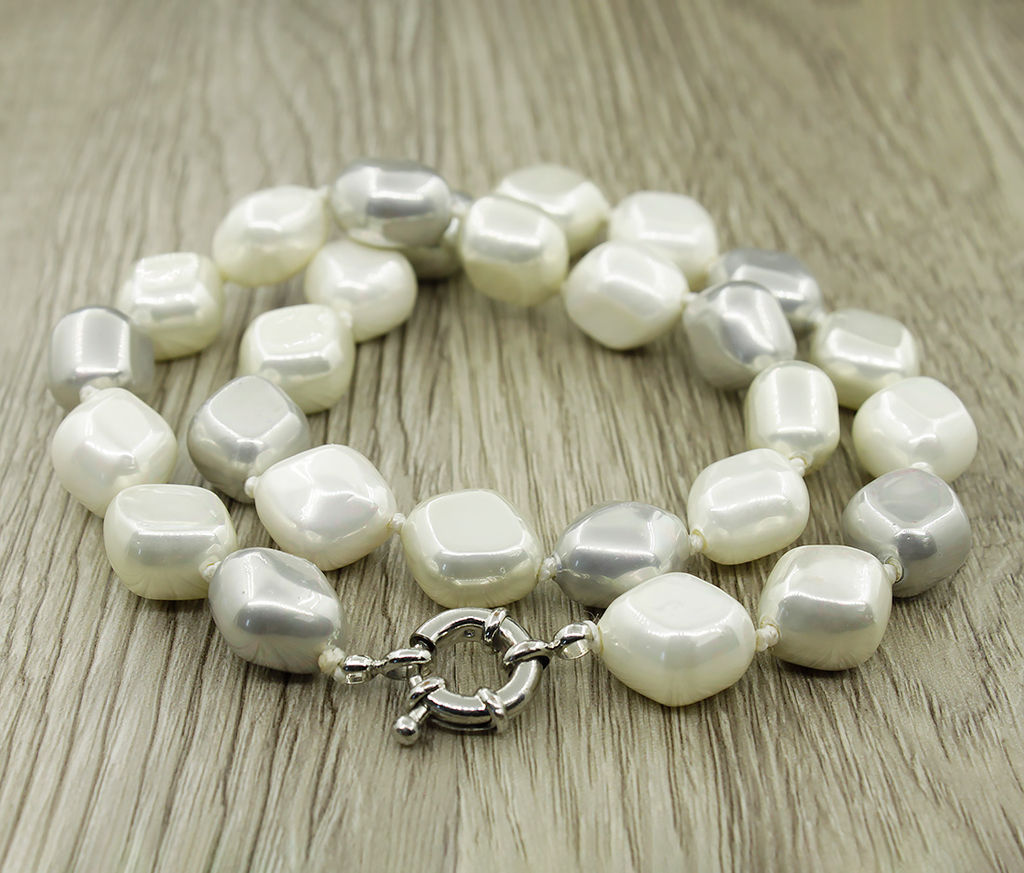 Майорка белая и серая, ромбики 13x15мм, бусы длиной 47см