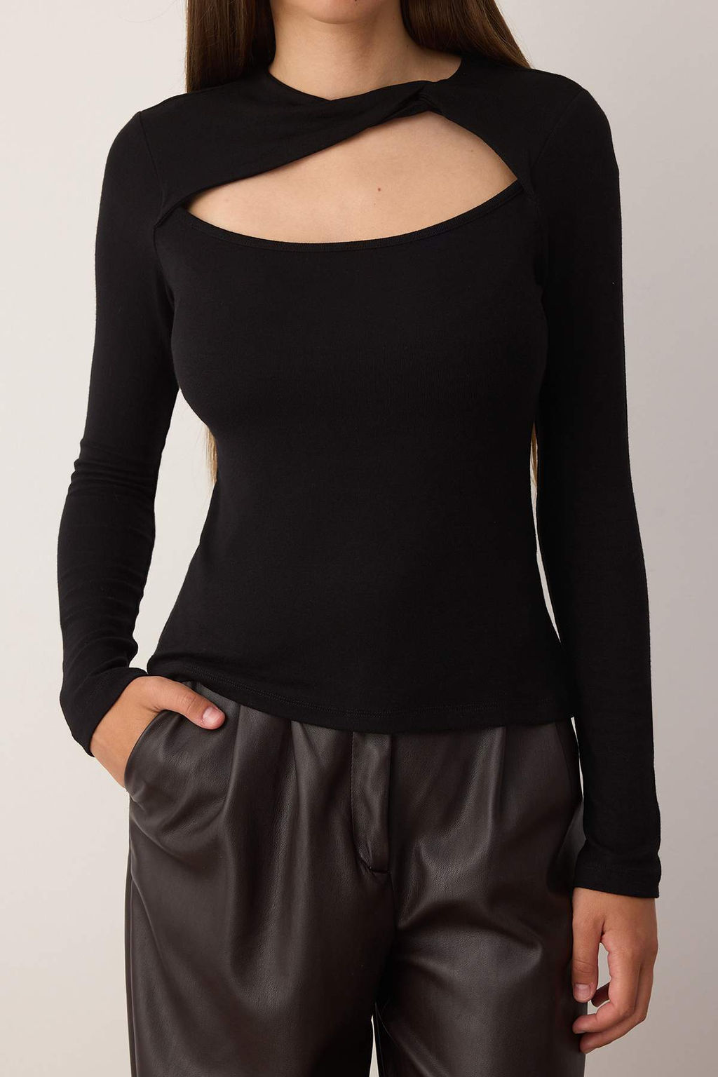 Siyah Cut Out Detayl? Vucuda Oturan Yumusak Tuseli Esnek Orme Bluz TWOAW26BZ00126