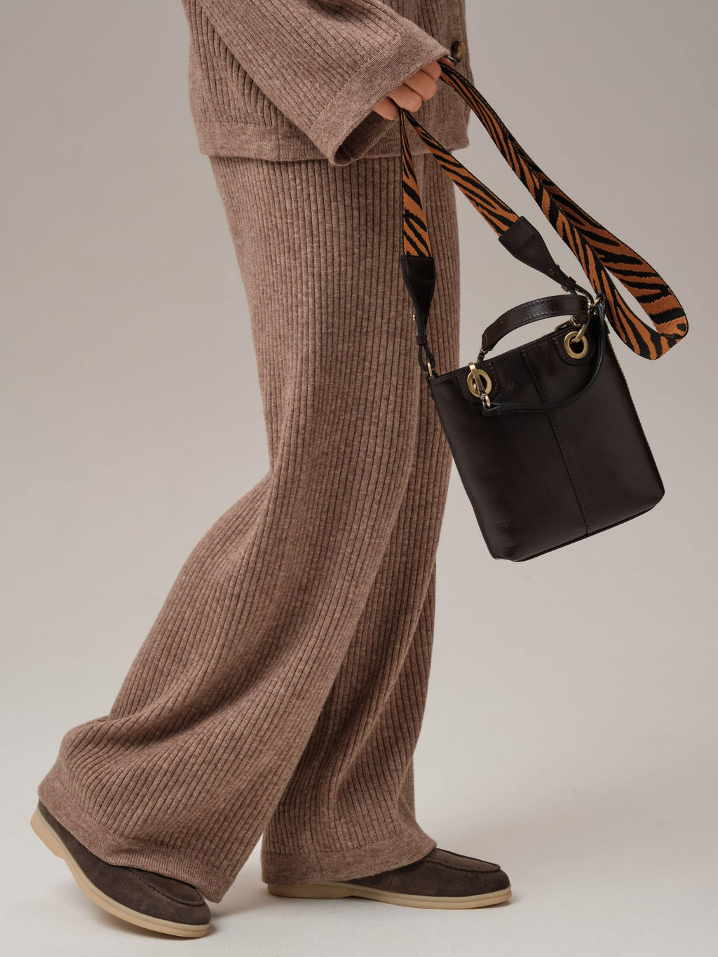 Сумка кожаная кросс-боди Deboro 30347 шоколад/фиджи