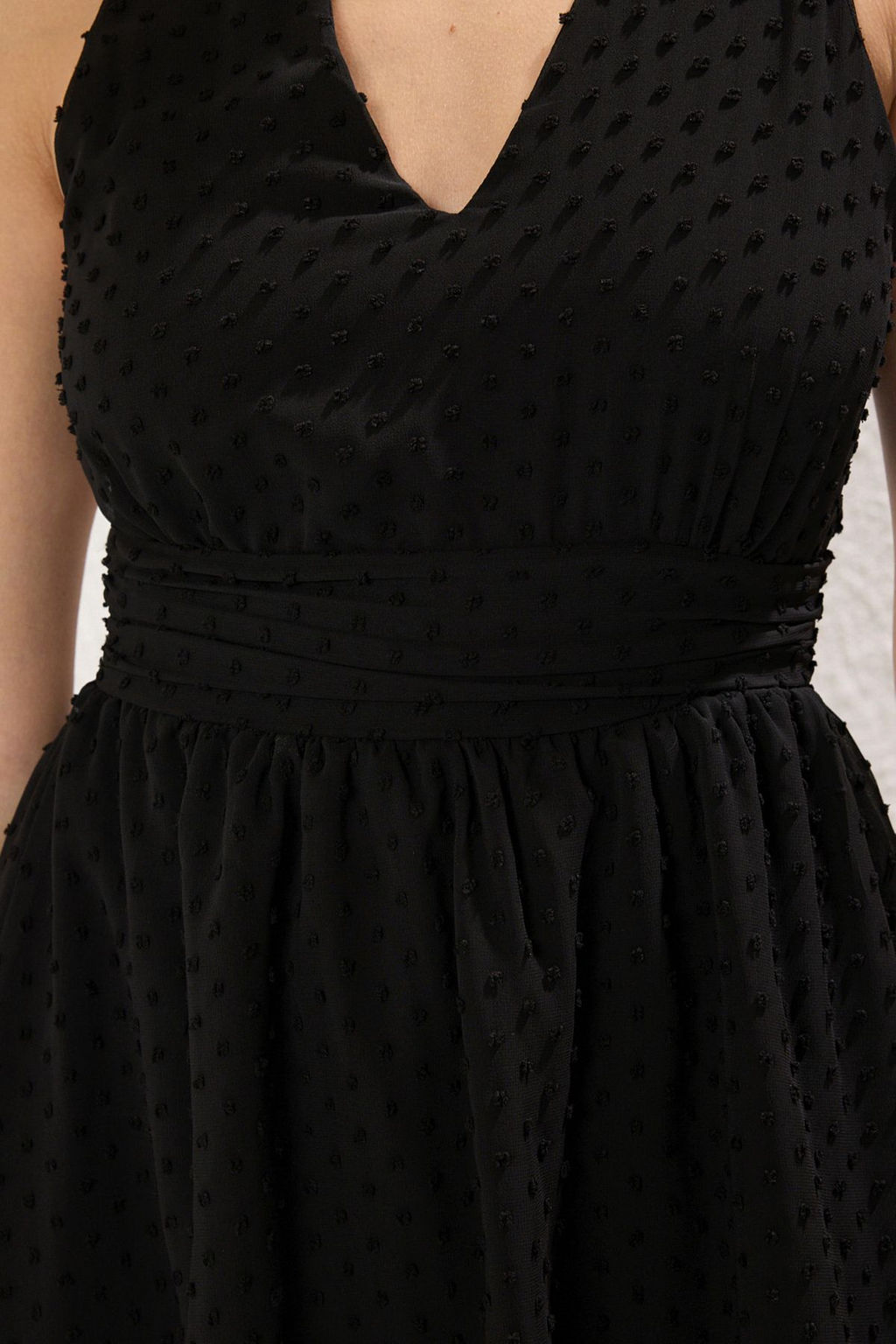 TRENDYOLMILLA Siyah Puantiyeli Etegi Belden Ac?lan S?rt Detayl? Mini Dokuma Elbise TWOSS25EL00425