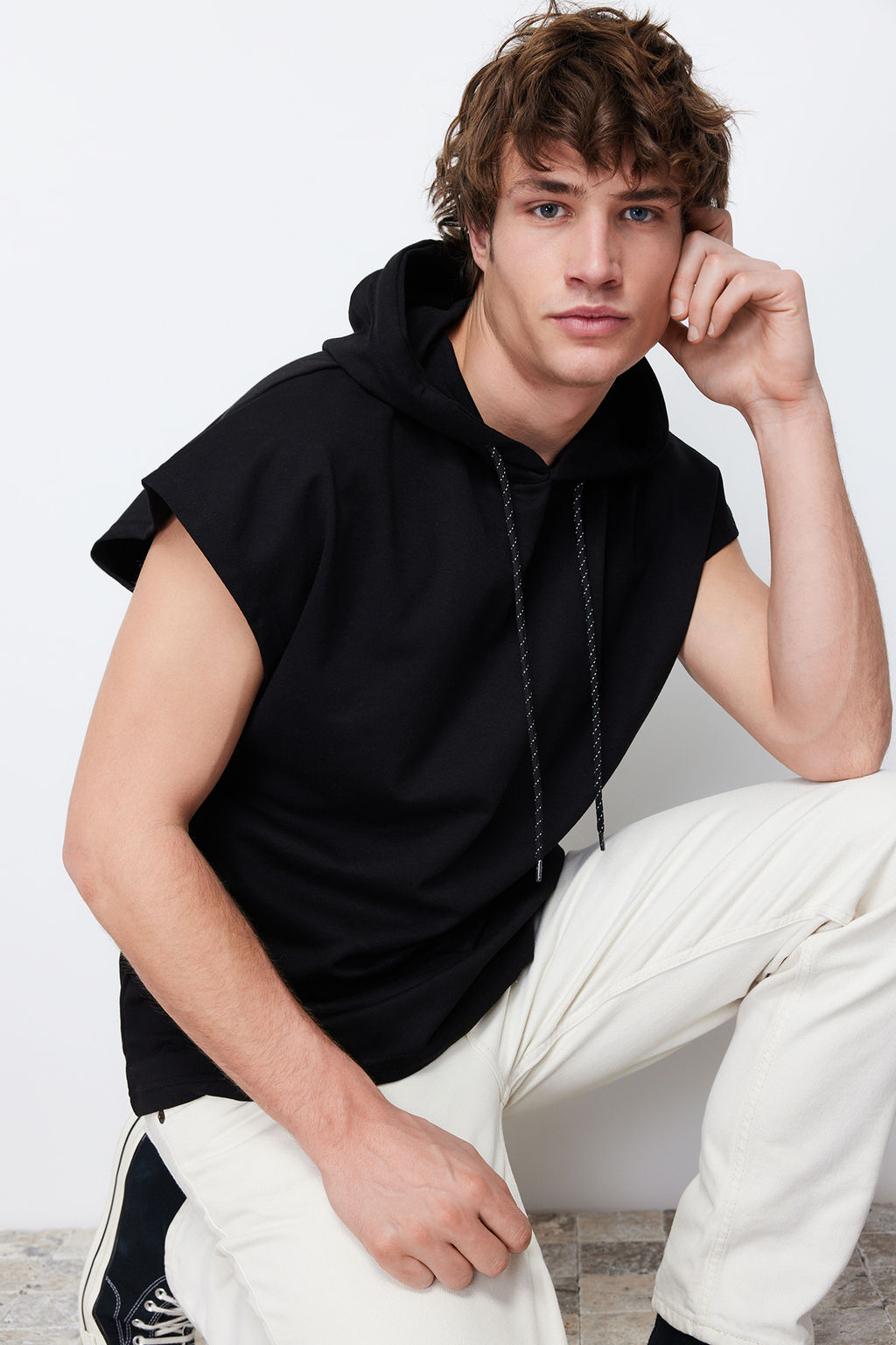 TRENDYOL MAN Siyah Kapusonlu Oversize/Genis Kesim K?sa Kollu Duz T-Shirt TMNSS20SW0148 - Trendyolmilla фото 3