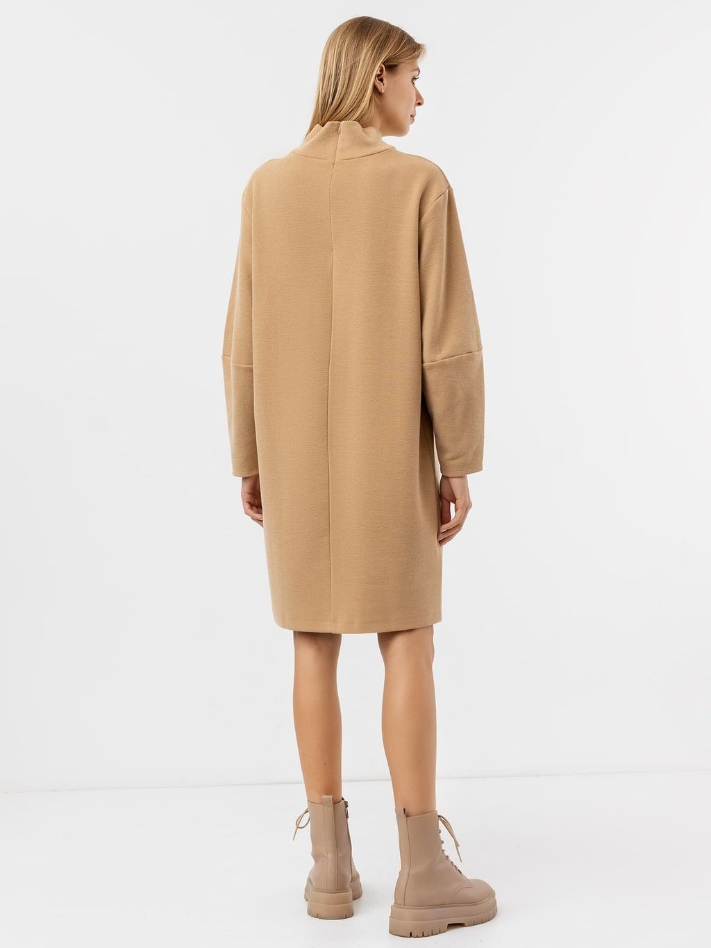 Однотонное платье из селаника с воротником-стойкой песочного оттенка