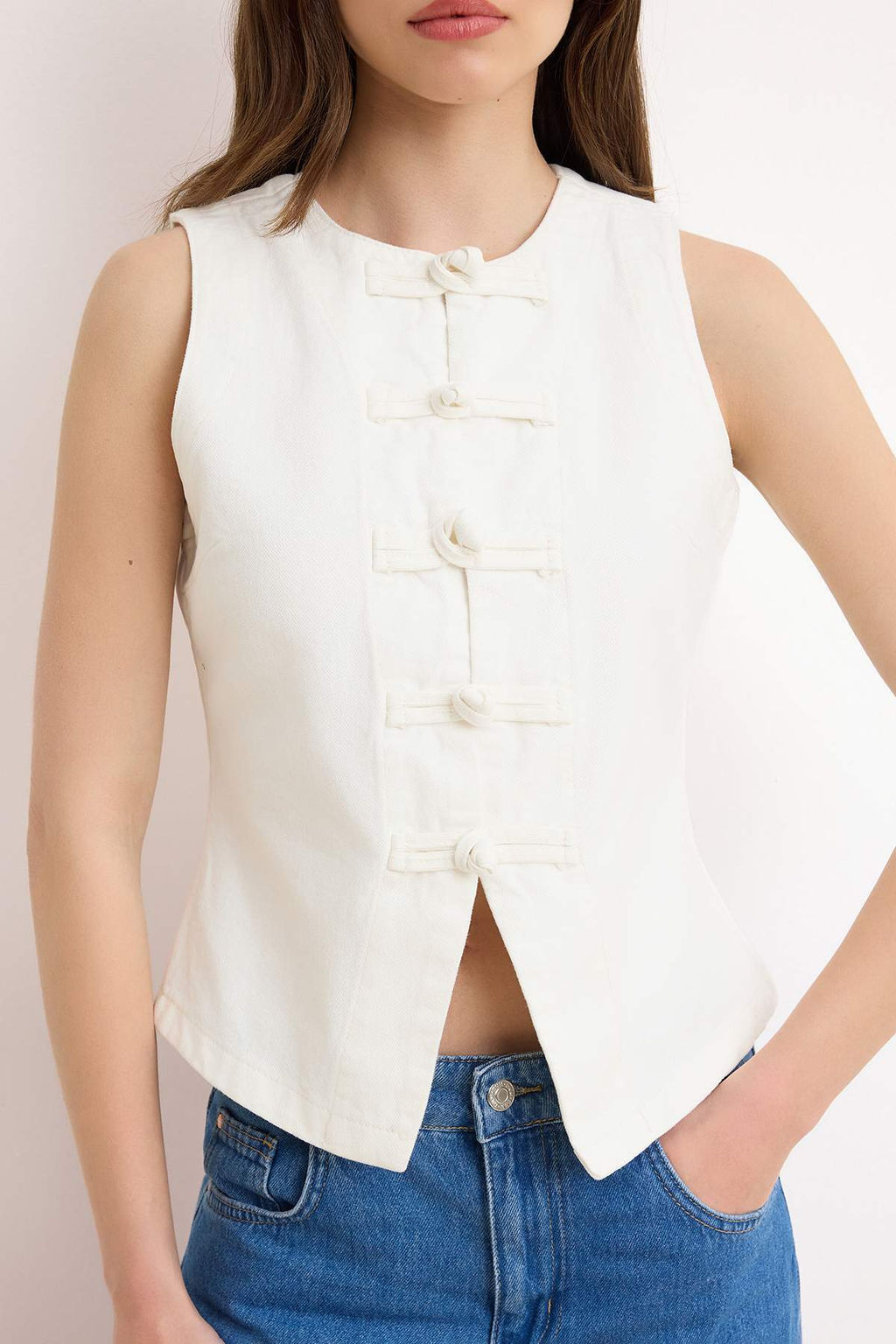 Koyu Mavi Dugme Detayl? Fitted 100% Pamuk Denim Yelek TWOSS26YE00004 - Trendyolmilla фото 9