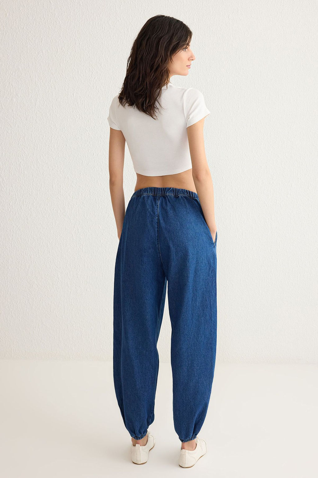 Koyu Mavi Beli Lastikli Yuksek Bel Balon Jogger Jeans TWOSS25JE00008 - Trendyolmilla фото 5