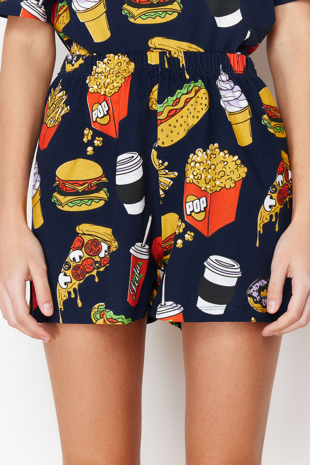 Trendyolmilla Lacivert-Cok Renkli Slogan Nak?sl? Sortlu Orme Pijama Tak?m? THMSS24PT00104
