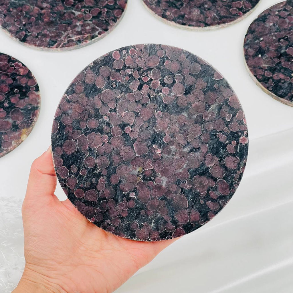 Подставка декоративная из Граната с Арфведсонитом