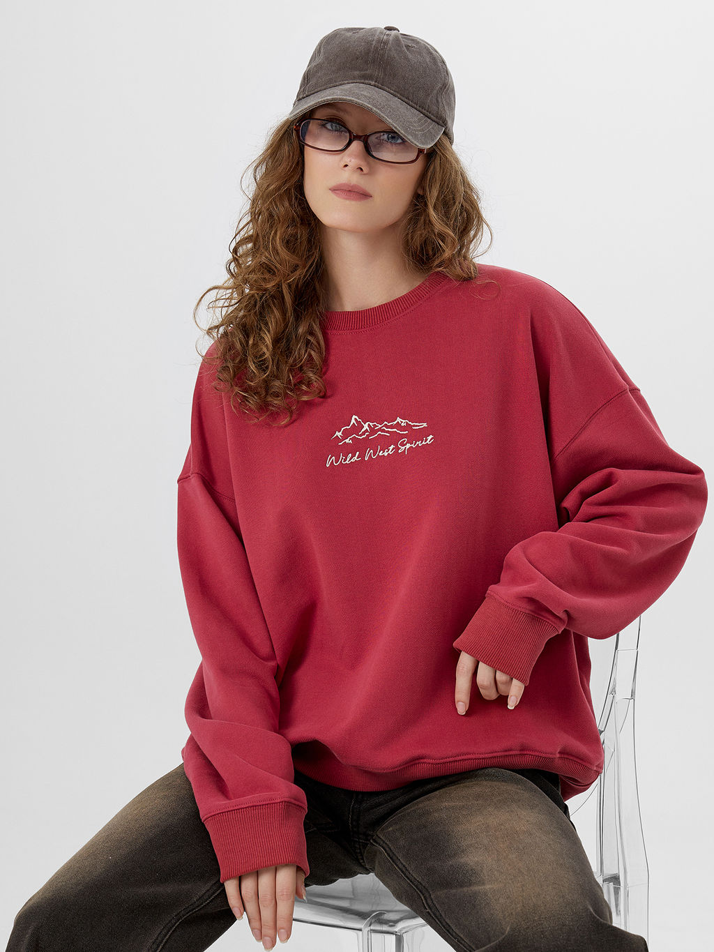 Свитшот женский красный с надписью Wild west spirit - Mark formelle фото 8