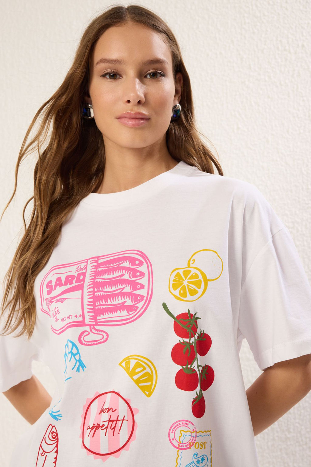 TRENDYOLMILLA Beyaz %100 Pamuk Oversize/Genis Kal?p Bask?l? Orme T-Shirt TWOSS25TS00049